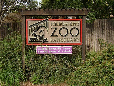 Folsom Zoo entrance photo by UncleVinny